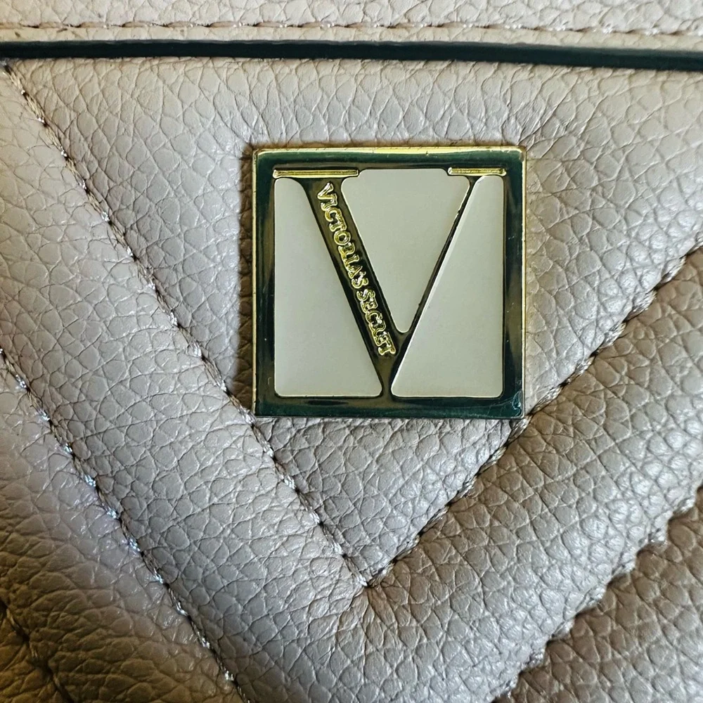 Victoria’s Secret V-Quilt Continental Wallet - Picture 7 of 7